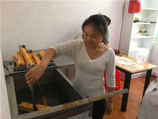 魅力小吃培訓(xùn)學(xué)員健康油條制作實操現(xiàn)場案例