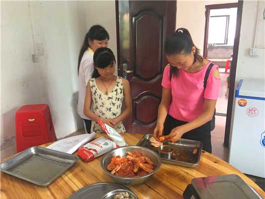 魅力小吃培訓(xùn)學(xué)員炸雞漢堡實(shí)踐操作現(xiàn)場案例